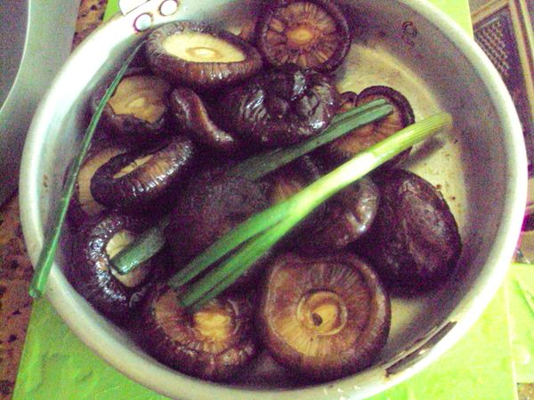 冬菇泡軟剪去蒂,用醬油,麻油,糖拌勻,放蔥段,薑片,入電鍋蒸.發過的冬菇香氣較足,也更入味.