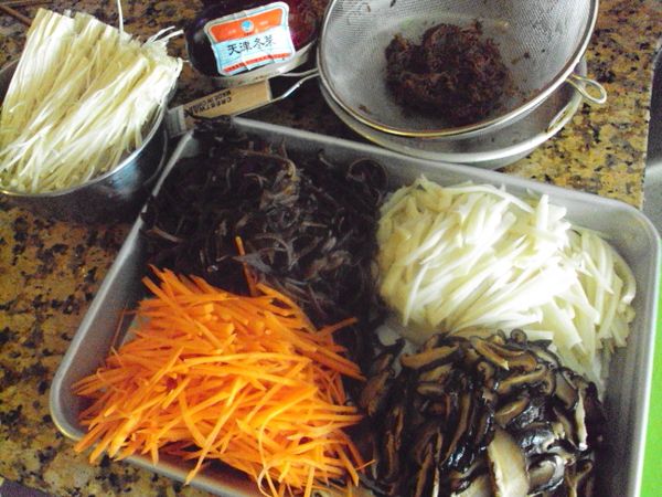 食材全部切細絲,冬菜或榨菜泡水後剁細.
