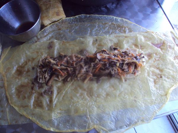 涼透的餡料放在豆包上.