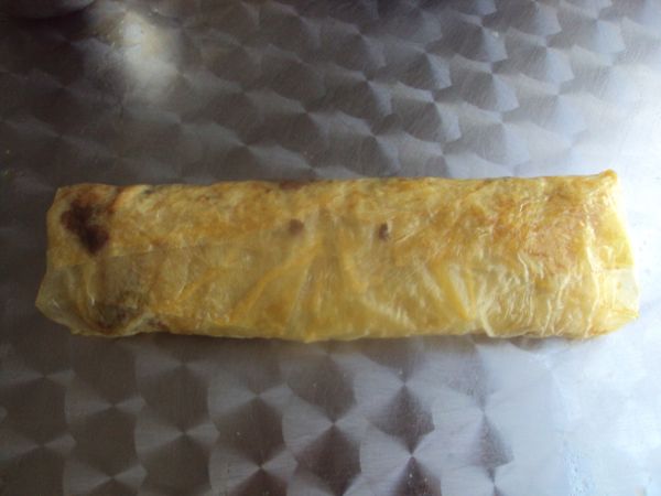 像包春卷般包成長卷,接口處朝下,不需用麵糊黏合.