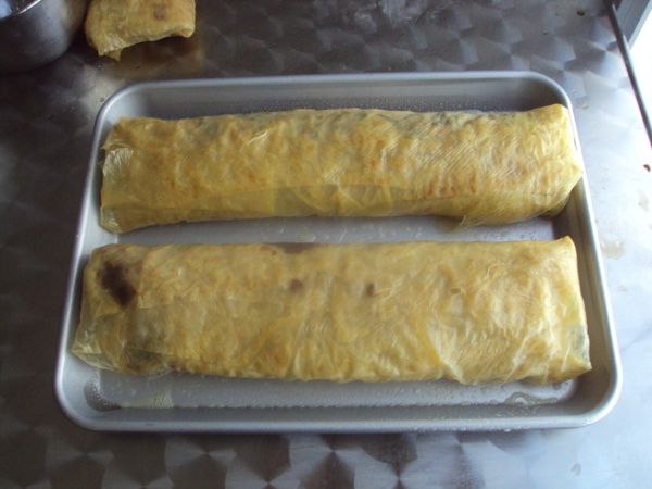 放入抹油的盤中,蒸10分鐘.記得一定要抹油,不然會黏在盤上,就破皮了.