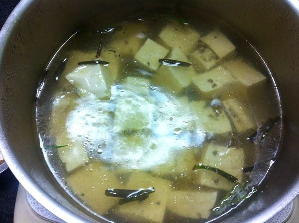 待水煮滾後，將豆腐方塊加入湯中。