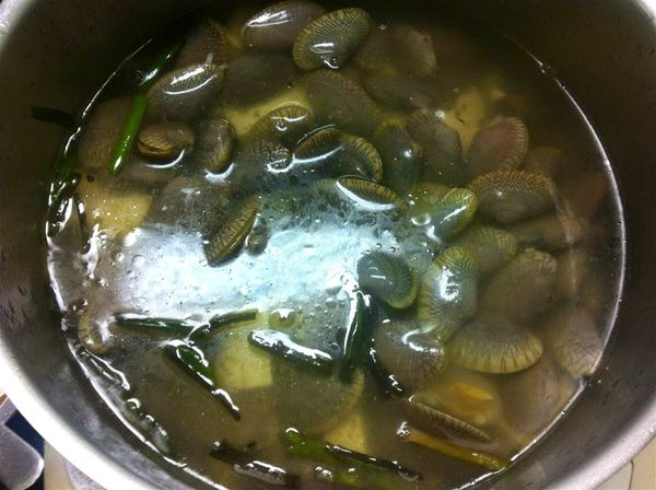 滾起後，加入花甲煮至開口。