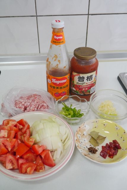 牛蕃茄切塊（可去皮）、洋蔥切片、蒜頭切末、青蔥切花、乾辣椒剪成小段、八角掰開備用。