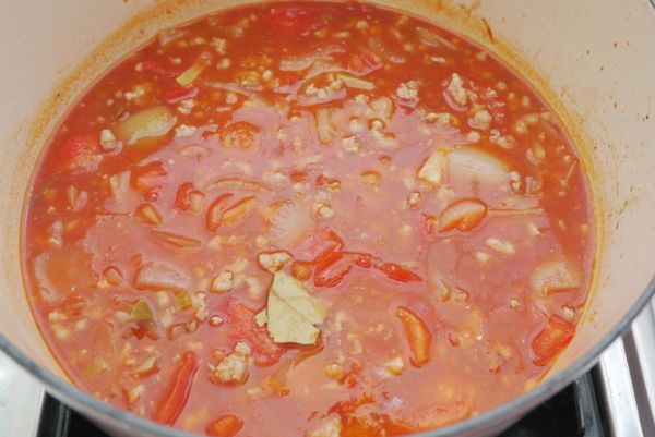 另起一滾水鍋，水滾後放入麵條煮至八分熟後，撈起放入作法（4）的蕃茄肉醬中，使其均勻沾附，吸收味道。