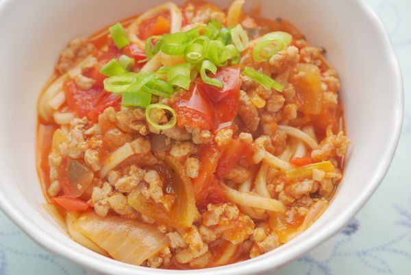 試試味道是否再加入鹽巴調味，起鍋前灑上蔥綠即完成。