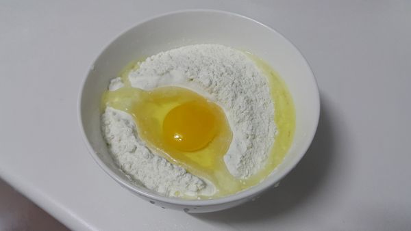 碗中放麵粉，加上一顆蛋慢慢拌勻