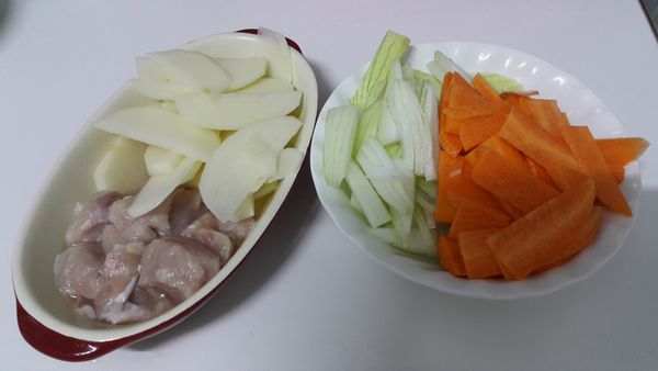 將紅蘿蔔、馬鈴薯切片、洋蔥切絲、雞胸肉切塊
