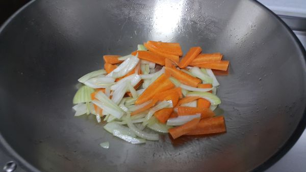 熱鍋後爆炒洋蔥、紅蘿蔔片