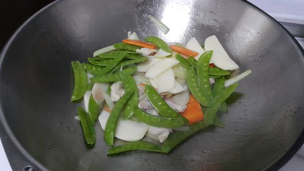 再放入馬鈴薯、豌豆跟雞胸肉