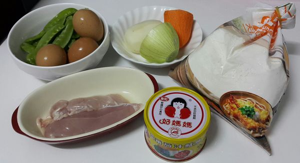 準備麵粉、洋蔥、馬鈴薯、紅蘿蔔、豌豆、雞胸肉、蛋、鯖魚罐頭