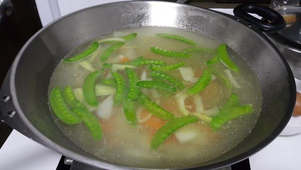 加七分滿水，關小火燜煮