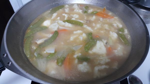 最後放入鯖魚罐頭、少許鹽、胡椒粉滾煮後完成