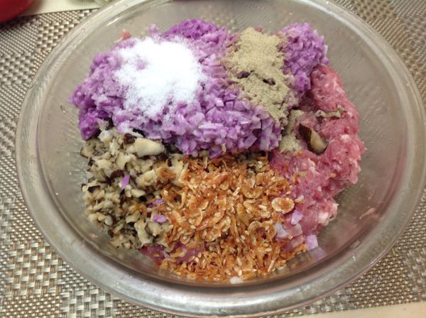 豬絞肉拌攪至有黏性，香菇泡軟切細末、櫻花蝦、山藥切細末，塩、胡椒粉、香油調味，拌勻揉成肉丸