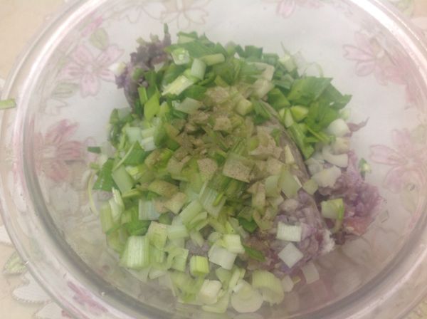 1食材加入炒香的洋蔥末、青蒜末