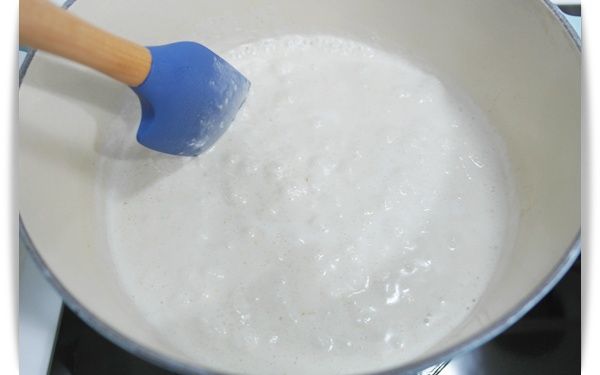 開始小滾的時候~~

將綠咖哩醬倒入鍋中拌炒均勻!!