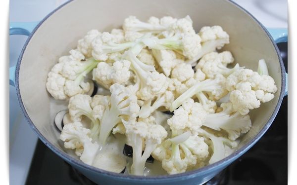 接著將切塊的雞肉放入鍋中炒至拌熟時加入所有蔬菜及蝦子!!

蔬菜種類看個人喜愛囉^^