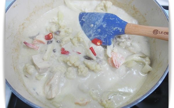 雞肉和蔬菜都熟透後可加入適量的魚露和辣椒調味:)