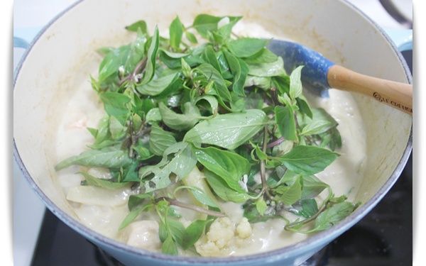 味道都調好後將九層塔放入關火即完成囉!!!