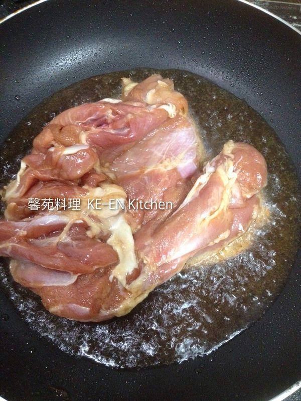 平底鍋放5大匙油、雞肉用紙巾擦乾下鍋煎熟