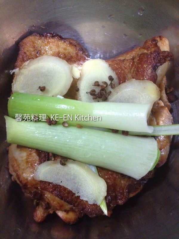 葱、薑、花椒粒放在雞肉上面、用大火蒸30分（用大同電鍋更方便）
