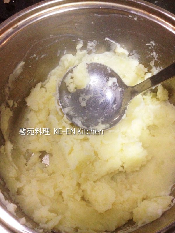 馬鈴薥切塊放入鍋入倒入水蓋過馬鈴薥以中火煮至熟、用杓子壓成泥狀