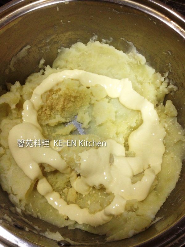 加入美奶滋與鹽、白胡椒粉