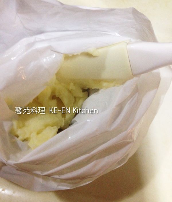 放入擠袋內備用
