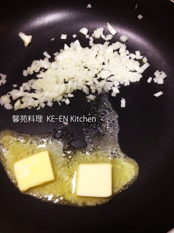平底鍋放入奶油、洋蔥、用中火慢炒