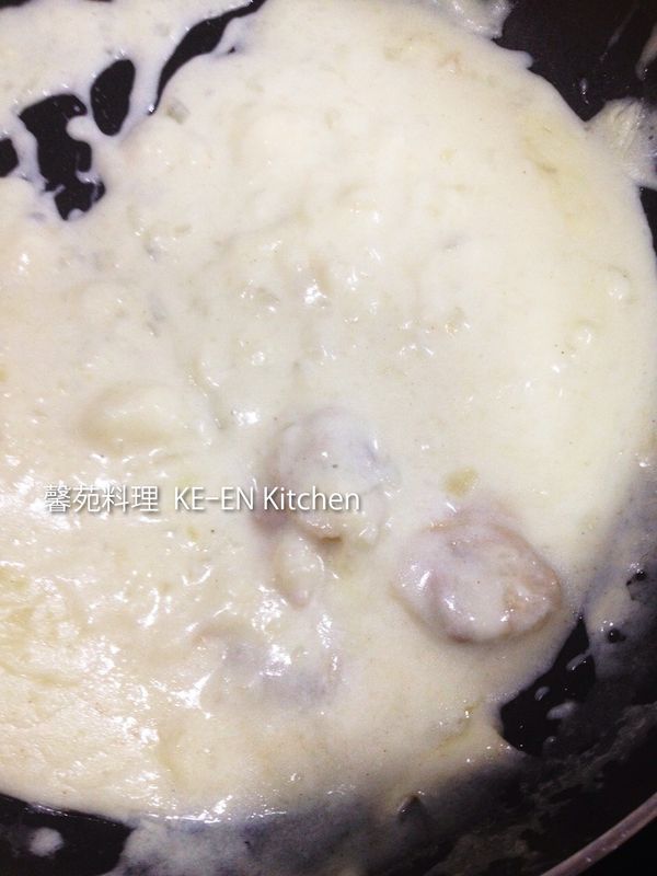 奶油溶化後加入麵粉、炒成麵糊狀、然後加入牛奶、分3次倒入最後加入蛤蜊、鹽、白胡椒粉即成白醬 白醬：奶油10g、麵粉1 1/2大匙、牛奶150cc、、鹽、胡椒粉各少許