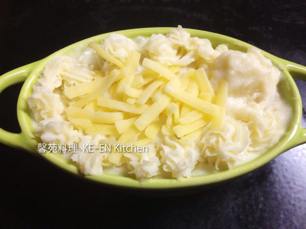 把蛤蜊白醬倒入盤內、上面擠出馬鈴薥泥、撒上起司用220度烤至起司溶化、馬鈴薯泥略焦即可