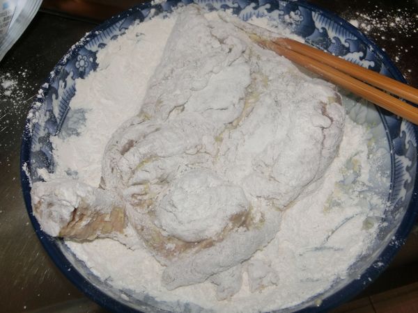 取出雞腿沾裹酥炸粉