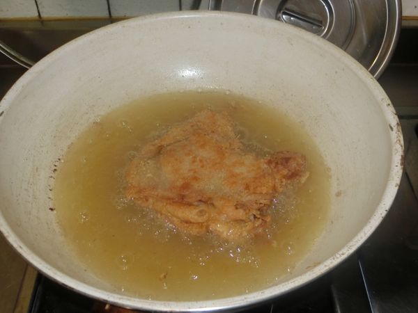 起油鍋.油熱時放入雞腿排