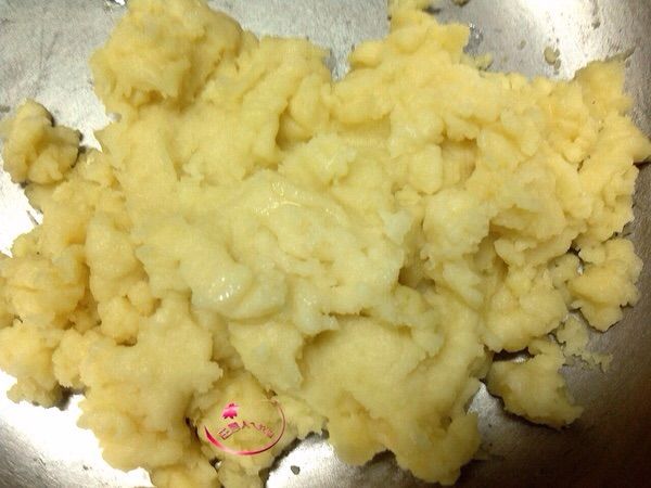 燙麵團：牛奶+油煮沸離火，加入過篩的低筋麵粉，快速拌勻成團待涼