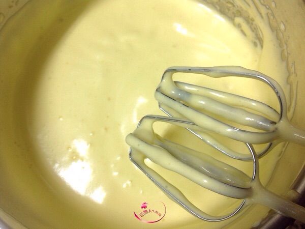 蛋黃1個1個慢慢加拌勻，至無粉粒狀的蛋黃糊