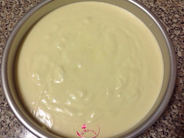 完成的蛋糊，倒入模型中，重敲幾下，把深層的氣泡敲出