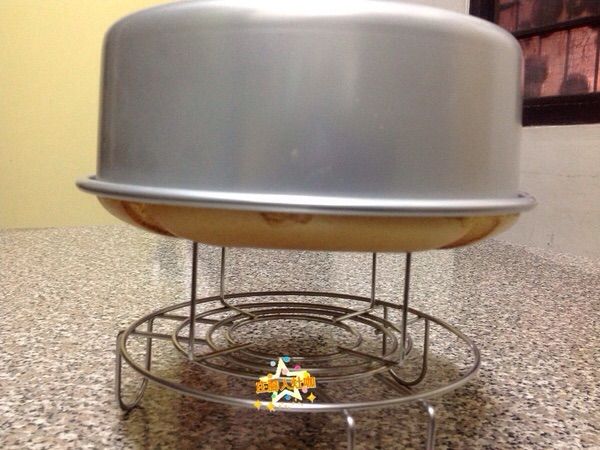 烤箱預熱160度10分～

蛋糊移入烤箱～160度烤10分拿出劃米字，轉150度烤45分，時間到移出烤箱，蛋糕重敲一下倒扣

Ps.烤溫時間僅供參考