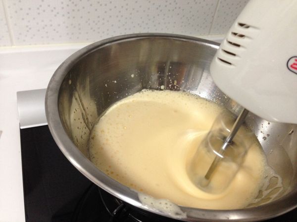 把蛋液加熱至50度左右，接著高速攪拌蛋液，剛開始可以傾斜鋼盆，蛋液彭發之後就可以擺平鋼盆平行移動攪拌器。這個加溫的動作如果不熟悉建議隔溫水操作，關鍵在於蛋液溫度不夠的話無法打發全蛋，太高又會讓蛋液變熟