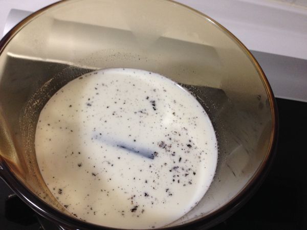 製作布丁液。鮮奶裡加入砂糖和香草籽，加熱至滾沸前關火，攪拌並確認砂糖已經全部溶解