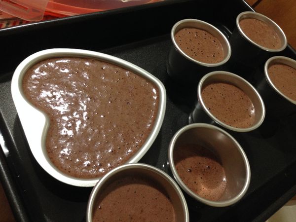 將麵糊緩緩倒入布丁上面，深烤盤裡注入溫熱水，至少淹過蛋糕模具的一半。烤箱預熱150度烘烤50分鐘