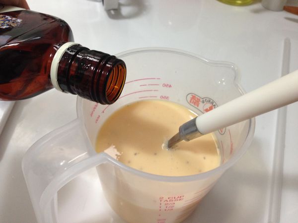 待鮮奶稍微降溫後沖入打散的雞蛋裡(邊倒邊攪拌)，拌勻的鮮奶雞蛋過濾後加入威士忌就完成了布丁液。倒入作法2焦糖已經變硬的容器裡，布丁液約占容器的一半