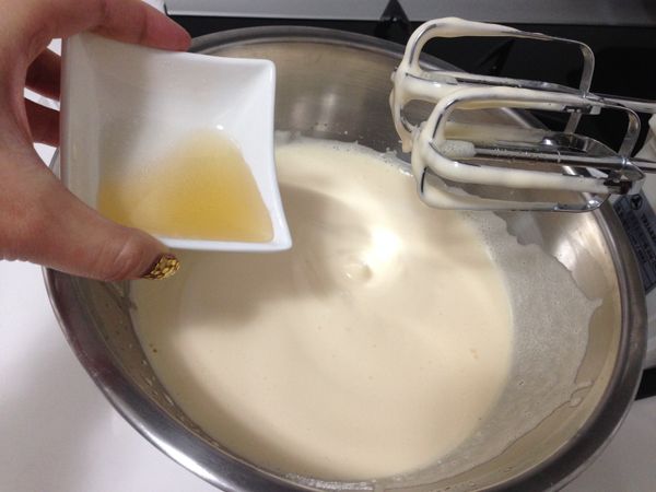 蛋液打發到一半時加入溫熱的威士忌糖漿(威士忌10克+10克砂糖)，繼續高速攪拌