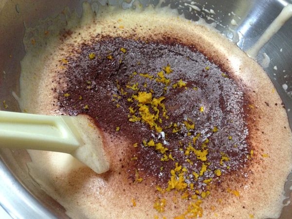 鮮奶加入打發的蛋霜快速拌勻一下，接著加入過篩兩次的低筋麵粉和可可粉還有柳丁皮屑，用刮刀快速輕柔的拌勻就完成蛋糕的部分了