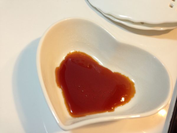 焦糖液的材料放入鍋裡中小火煮至糖完全溶解並轉為焦糖色為止，趁熱倒入容器裡，要是天氣太熱不容易變硬的話可以放進冰箱裡冷藏一下