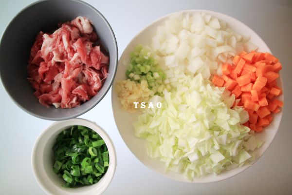 洋蔥、紅蘿蔔、高麗菜均切小塊，蒜切末，蔥切碎(分蔥白與蔥綠)，豬肉片切小塊備用。