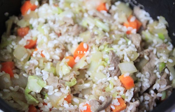 將米與炒料一同放入電子鍋內鍋中拌勻，再加入高湯拌勻後放入電子鍋按下煮飯鍵即可。