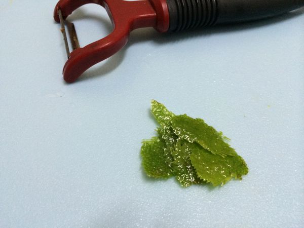 用削皮刀將檸檬皮削下來。