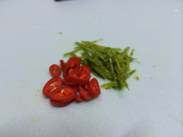 檸檬皮切絲，切少許辣椒。
