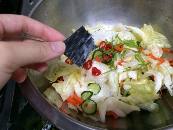 辣椒和昆布放入。