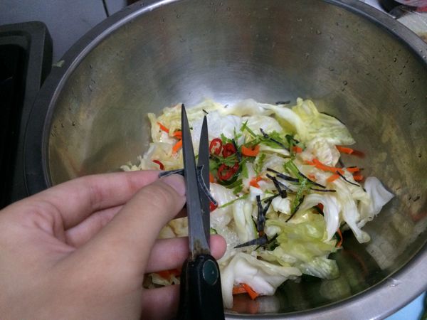 昆布用剪刀剪一剪。